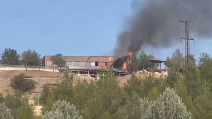 Diyarbakır’da kafede çıkan yangın, ormana sıçramadan söndürüldü