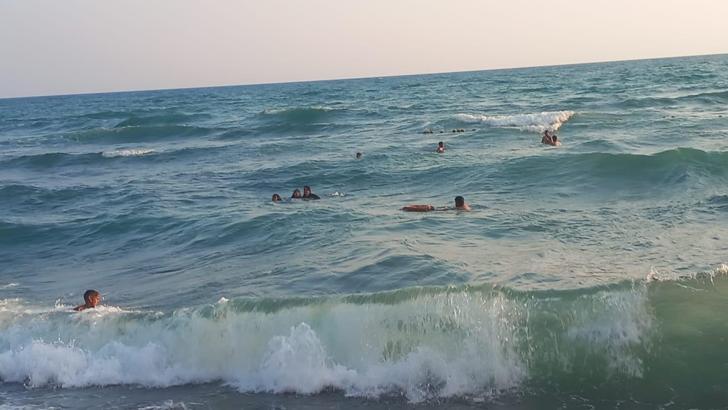 Hatay’da denizde boğulma tehlikesi geçiren 3 çocuk kurtarıldı