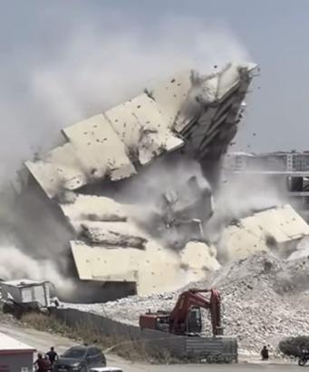 Hatay'da 12 katlı hasarlı bina kontrollü yıkıldı