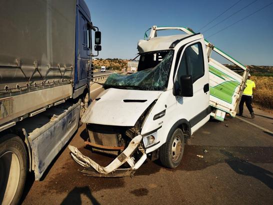 Bursa'da, TIR ve kamyonet çarpıştı: 1 yaralı