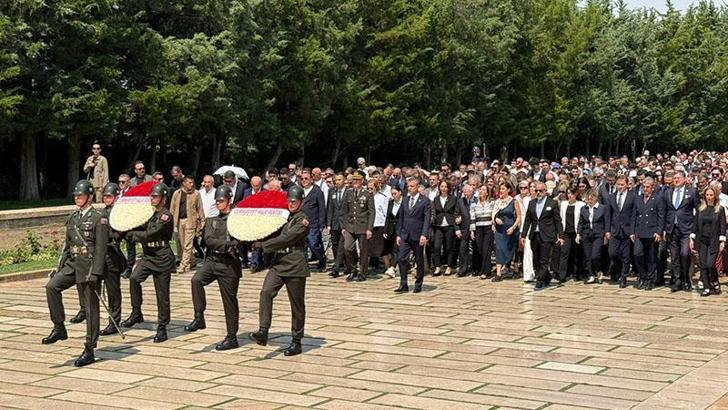 Özgür Özel'den Lozan Antlaşması'nın 102’nci yıl dönümünde Anıtkabir'e ziyaret