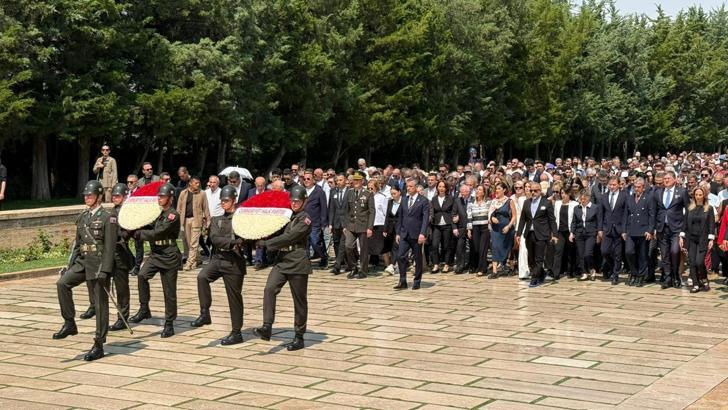 Özgür Özel'den Lozan Antlaşması'nın 102’nci yıl dönümünde Anıtkabir'e ziyaret