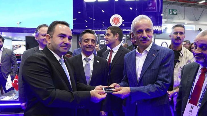 Bakan Uraloğlu 17'nci Uluslararası Savunma Sanayii Fuarı'nda stantları gezdi