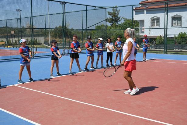 Kuşadası'nda ücretsiz spor kurslarına yoğun ilgi