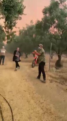 Belediye ekipleri, yangının tehdit ettiği evdeki aileyi tahliye ederken alevlerin ortasında kaldı