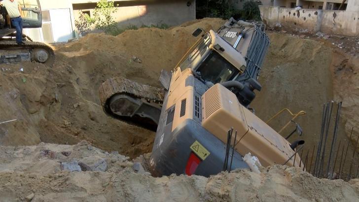 İstanbul- Bayrampaşa’da kepçe kazılan temele düştü