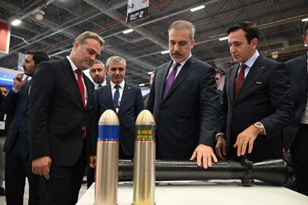 İstanbul- Bakan Fidan, 17'nci Uluslararası Savunma Sanayii Fuarı'nda stantları gezdi