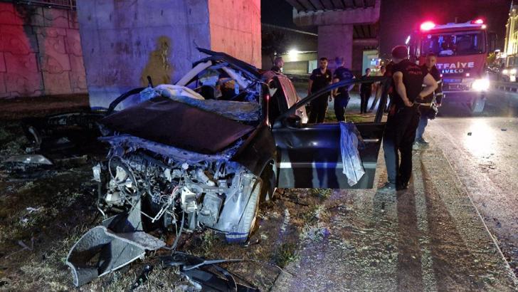 Otomobil, otoyol bağlantı köprüsünün ayağına çarptı; 2 yaralı