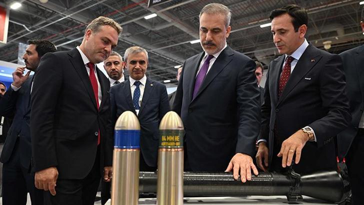 Bakan Fidan, 17'nci Uluslararası Savunma Sanayii Fuarı'nda stantları gezdi