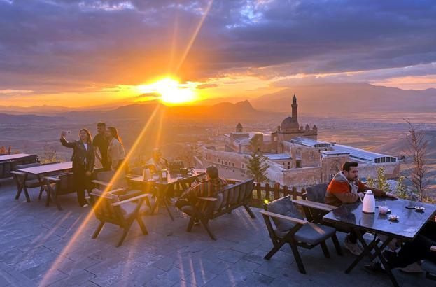 İshak Paşa Sarayı’nda eşsiz gün batımı manzarası