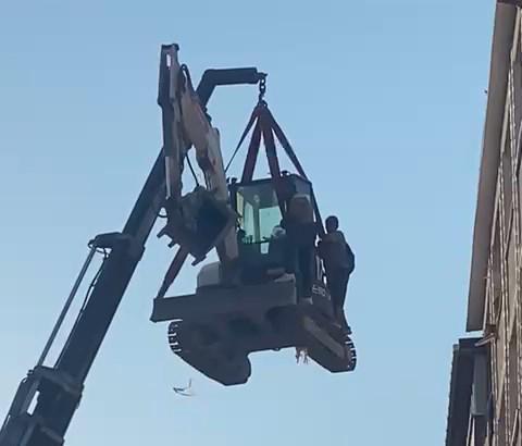 İstanbul- Avcılar'da çatıdan vinçle indiler