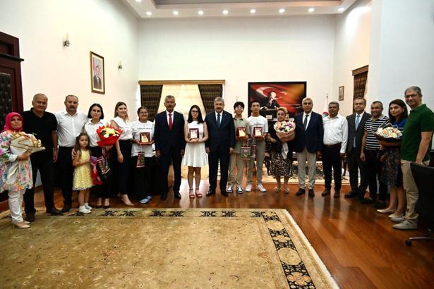 Vali Yılmaz’dan, LGS Türkiye birincisi öğrencilere plaket