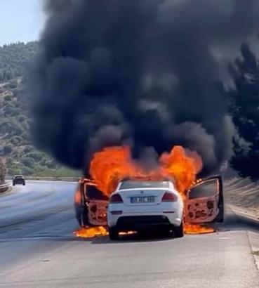 İzmir'de otomobilde çıkan yangın, makilik alana sıçradı
