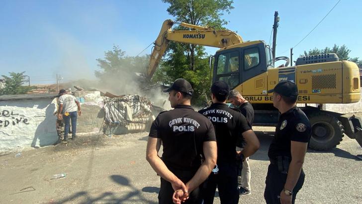 Uyuşturucu satıldığı belirlenen 7 metruk bina yıkıldı