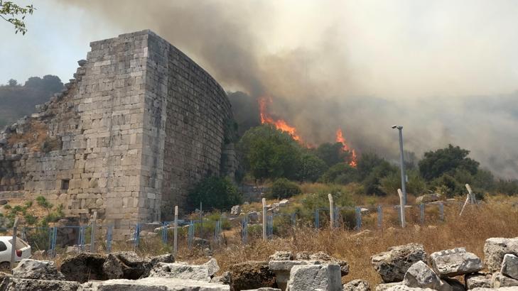 Antalya'da 3 orman yangını kontrol altında, 2'sine müdahale sürüyor (8)