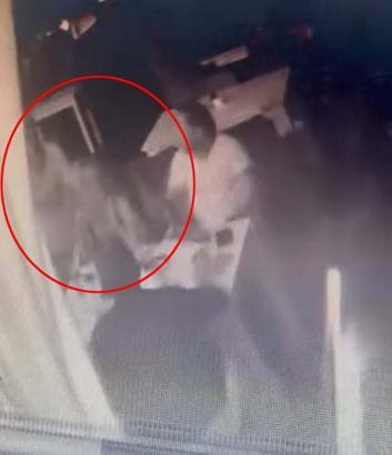 Eğlence mekanında arkasından yaklaştığı kadının başını masaya vurdu