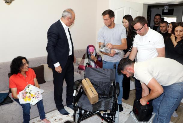 Başkan Sekmen’den komşularının darbettiği bedensel engelli kadına yeni tekerlekli sandalye