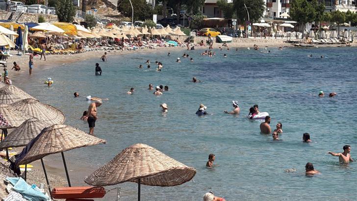 Bodrum'da turistlerin deniz ve güneş keyfi