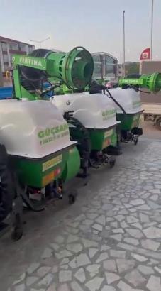 Elindeki ilaçlama makinelerini yangın bölgesine gönderdi