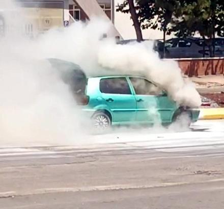 Edirne’de trafikte alev alan otomobil, zarar gördü