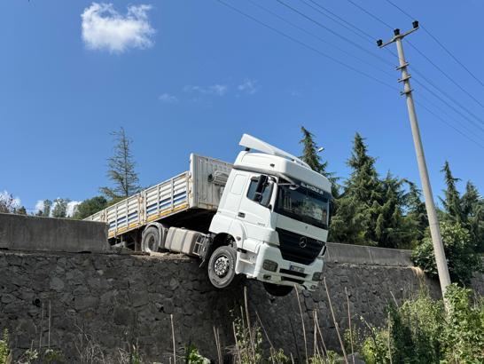 Freni boşaldığı öne sürülen saman yüklü TIR, beton bariyere çarptı