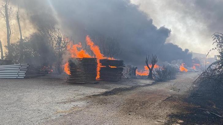 Antalya'da arazide çıkan yangın, mobilya fabrikasına sıçradı