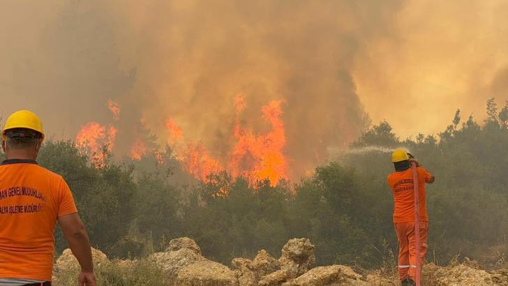 Antalya'da rekor sıcaklıkta 'orman yangını fırtınası'- Yeniden
