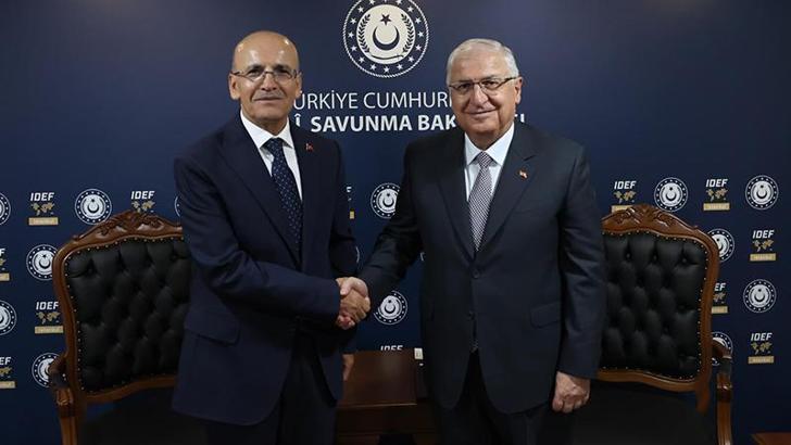 Bakan Güler ve Bakan Şimşek İDEF 25'te bir araya geldi