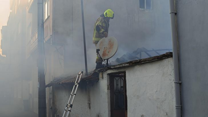 Tek katlı evdeki yangın yarım saatte söndürüldü