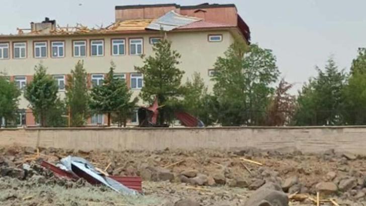 Diyarbakır'da kuvvetli rüzgar okulun çatısını uçurdu