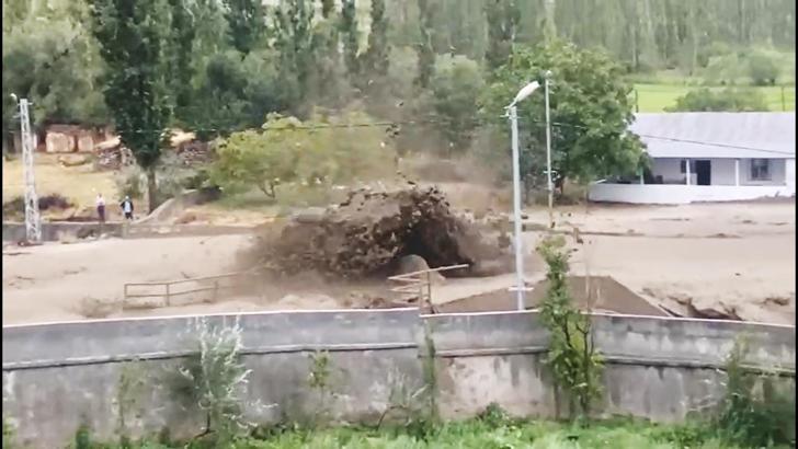 Kars’ta sağanak; sel ve heyelan 8 köyü vurdu, yollar kapandı