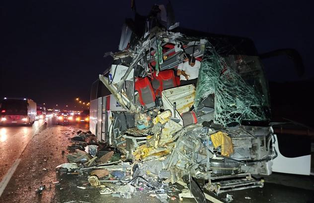 TAG Otoyolu Tarsus geçişinde yolcu otobüsü TIR'a arkadan çarptı; 9 yaralı