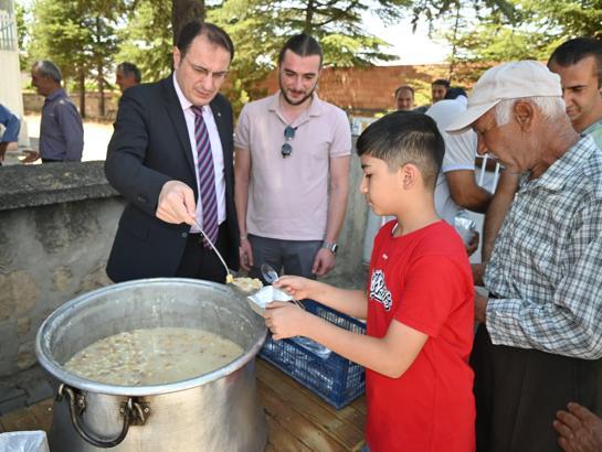 Kaymakam Türker, aşure dağıttı