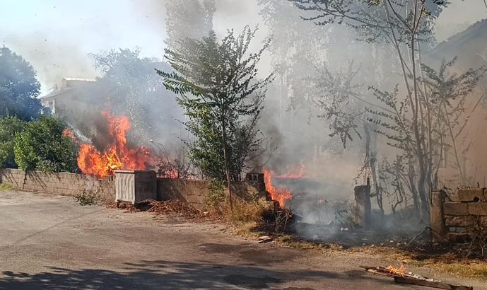 Kullanılmayan evin bahçesinde çıkan yangın korkuttu
