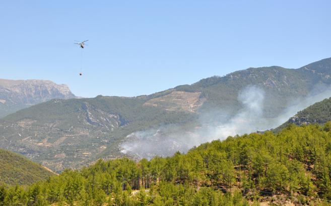 Antalya'nın 2 ilçesindeki orman yangınlarına müdahale 2’nci günde de sürüyor