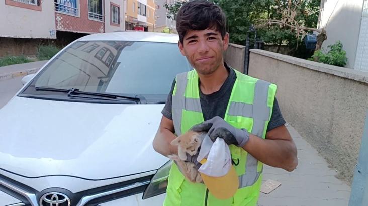 Temizlik görevlisi, otomobilin motor bölümüne sıkışan kediyi kurtardı