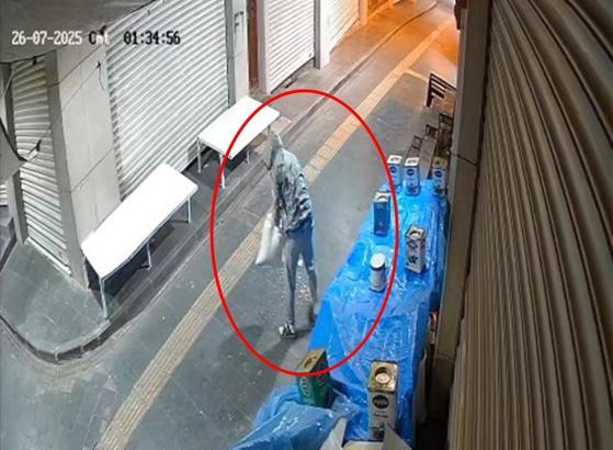 Siirt’te dükkan önünden fıstık hırsızlığı kamerada