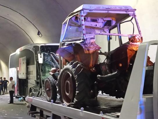 Tünelde yolcu otobüsü ile çarpışan traktörün sürücüsü yaralandı