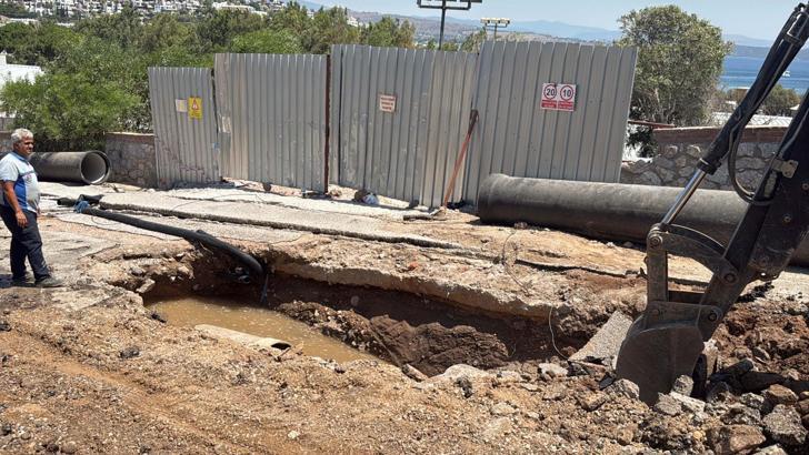 Bodrum'da ana su isale hattı patladı, yol trafiğe kapandı