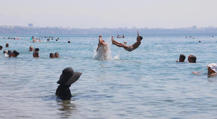 Antalya'da termometreler 48 dereceyi gördü / Ek fotoğraflar