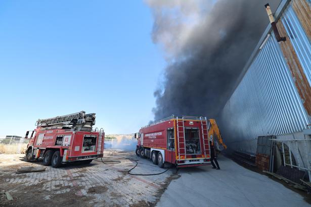 Fabrika bahçesinde yangın; 2 işçi dumandan etkilendi
