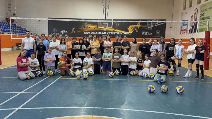 Midyat’ta kız çocukları, yaz tatilini voleybol oynayarak değerlendiriyor