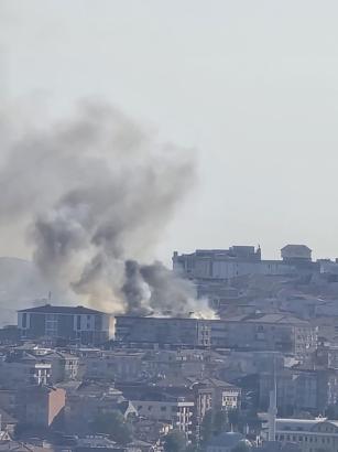 İstanbul - Avcılar'da 8 katlı binanın çatısında yangın-1