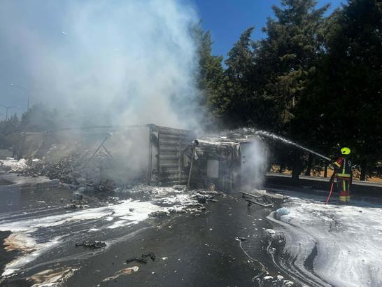 Balıkesir’de devrilip, alev alan TIR’ın şoförü yaralandı