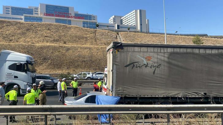 İzmir’de otomobil, TIR’a çarptı: 1 ölü, 1 yaralı