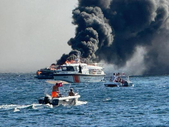 Erdek'te 15 metrelik 'ILLUSION' isimli yat alev alev yandı; 4 kişi kurtarıldı