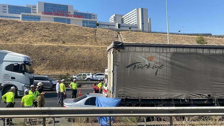 İzmir’de otomobil, TIR’a çarptı: 1 ölü, 1 yaralı