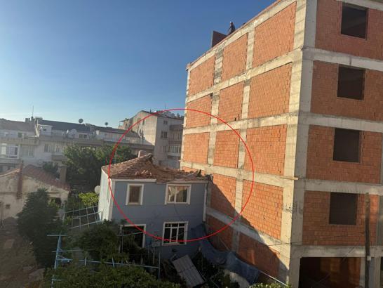 Rüzgar, inşaatın tuğlalarını savurdu: Bir evde hasar meydana geldi