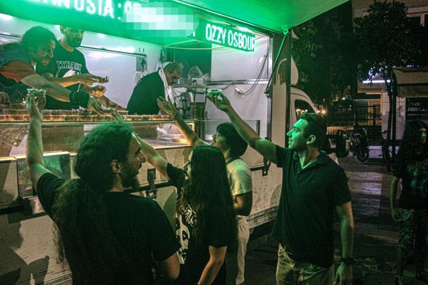 İngiliz şarkıcı ‘Ozzy’ anısına Adana'da lokma döküldü