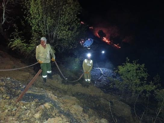 Elazığ’da örtü yangını; ekipler müdahale ediyor
